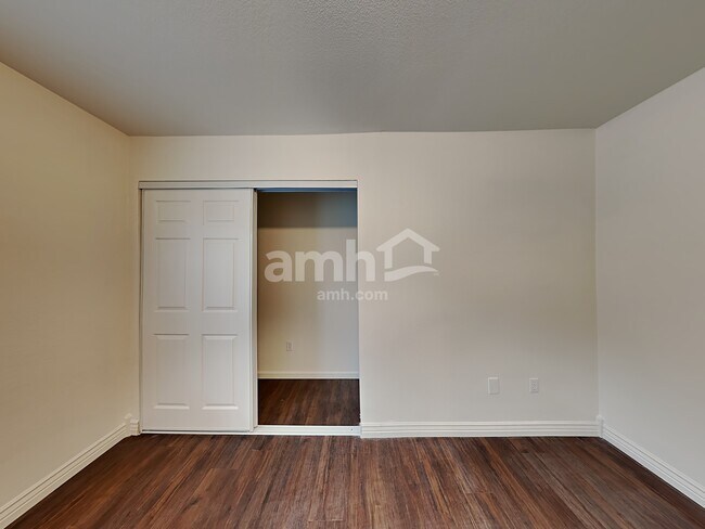 Building Photo - 309 W Vuelta Friso