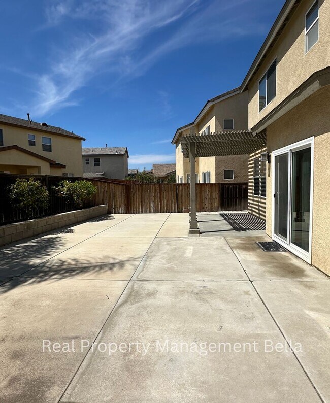 Building Photo - 3 Bed 3 Bath Perris Home w/ Office Space & Community Pool