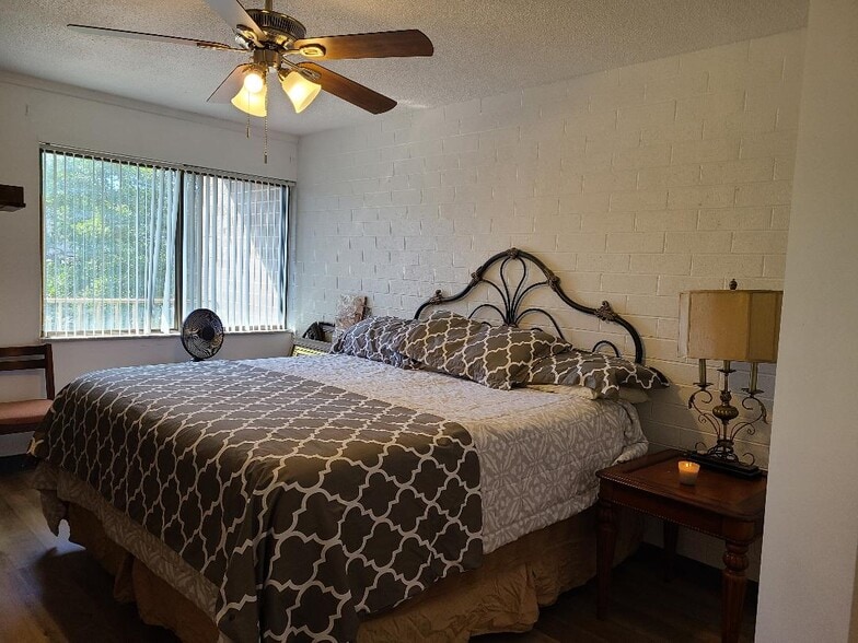 17ft bedroom - 2100 Kanawha Ave SE