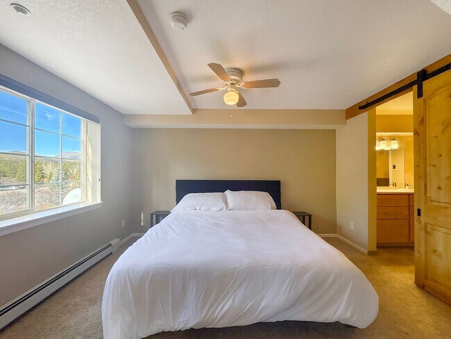 Building Photo - Move In Special! Furnished! Updated 3bed/3bath! 1 car garage! Heat included! Flexible lease terms!