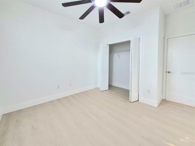 Building Photo - 3304 E North Bay St