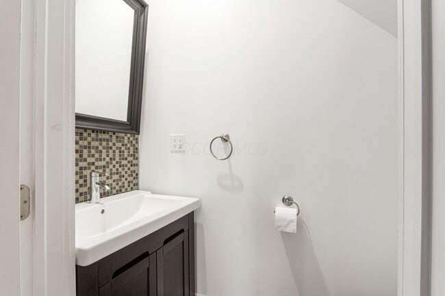 Building Photo - 106 E Gates St