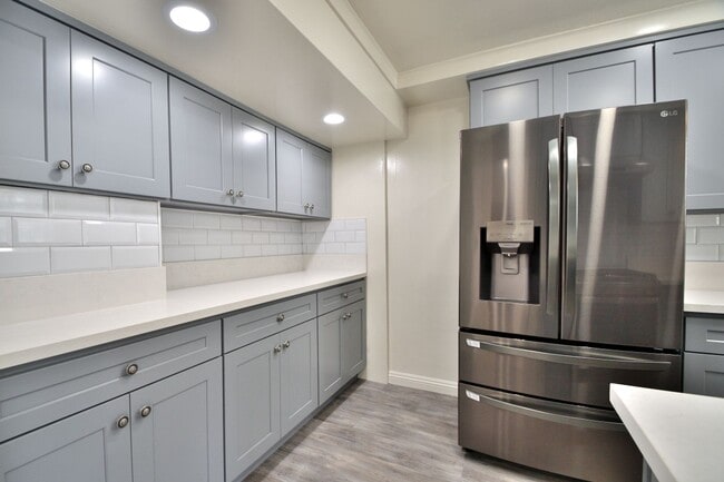 Building Photo - t232