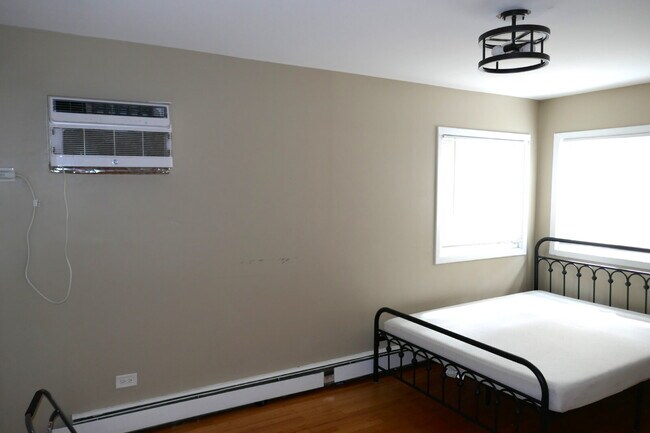 Building Photo - 2 Bedroom 1 bath in Oak Park