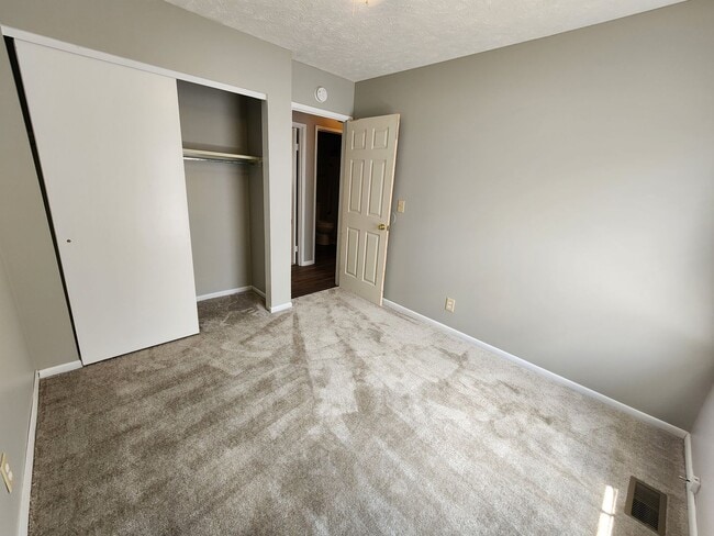 Building Photo - 3 Bedroom Home in Bloomington