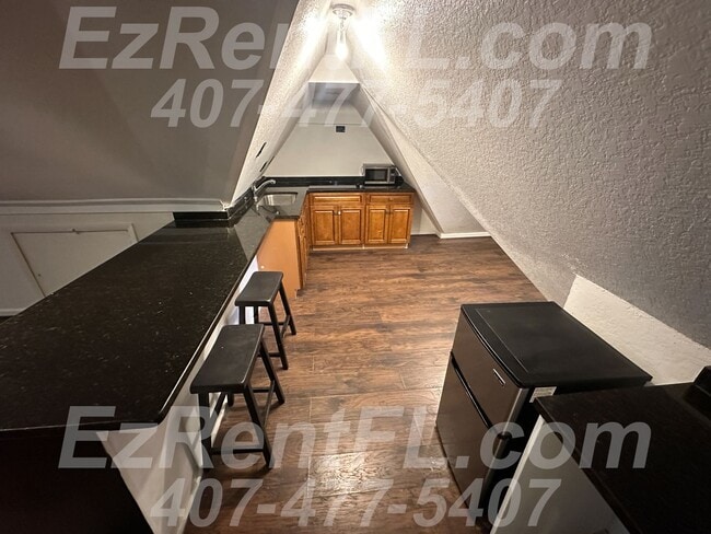 Building Photo - 2nd Floor Attic Studio Apt w/ Kitchenette ...