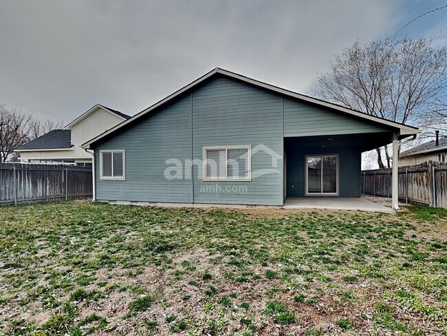 Building Photo - 544 N Locust Ave