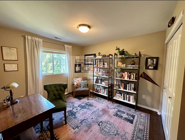 Building Photo - Check out this adorable 3 bedroom, 2.5 bath home!