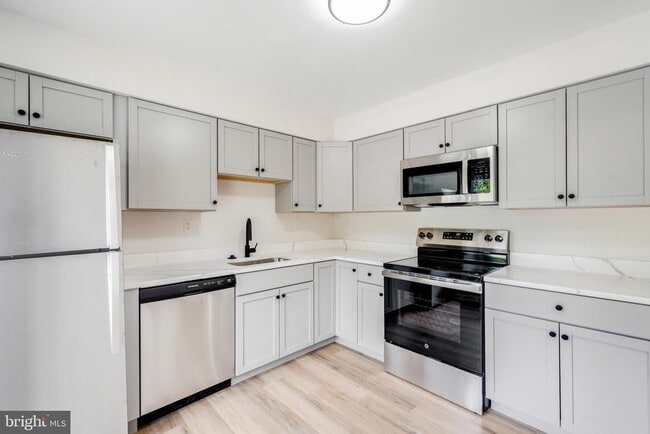 Building Photo - 5605 Independence Cir