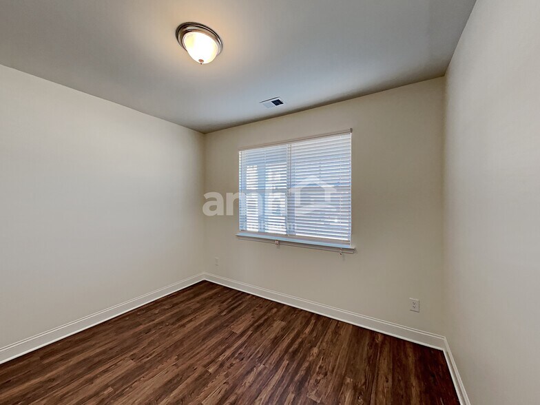 Building Photo - 7071 Creeksong Dr