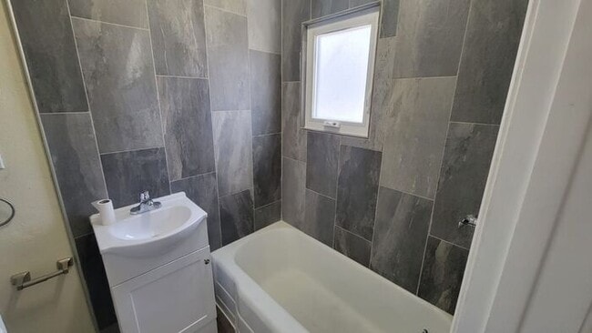 Building Photo - 1 bed 1 bath Sparks Apartment for Rent