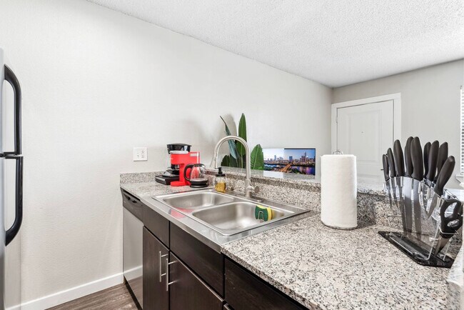 Building Photo - 2101 Elmont Dr