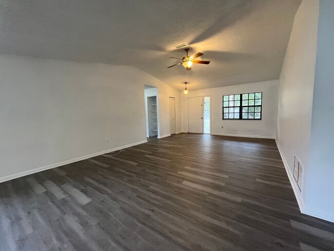 Building Photo - Single Family Home with new Flooring!