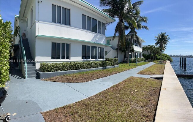 Building Photo - 1990 Bay Dr