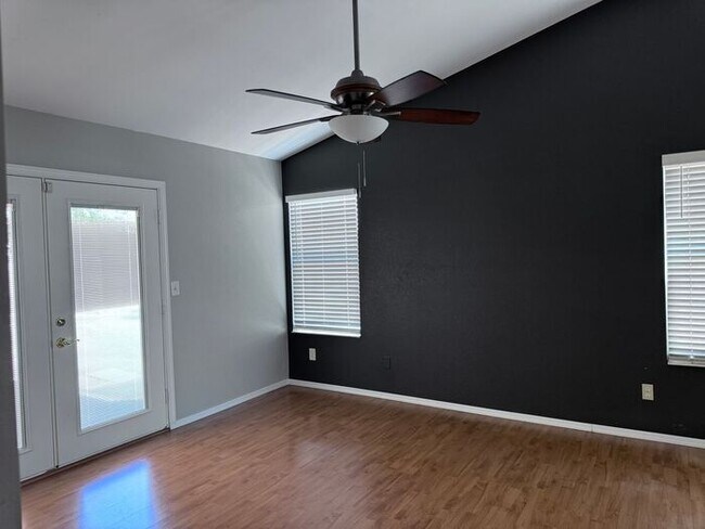 Building Photo - Adorable single floor 4 bedrooms,2 bathroo...