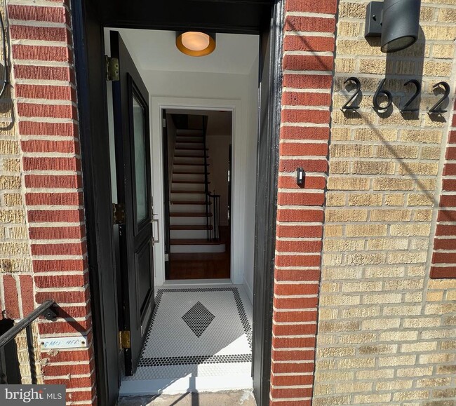 Building Photo - 2622 E Somerset St