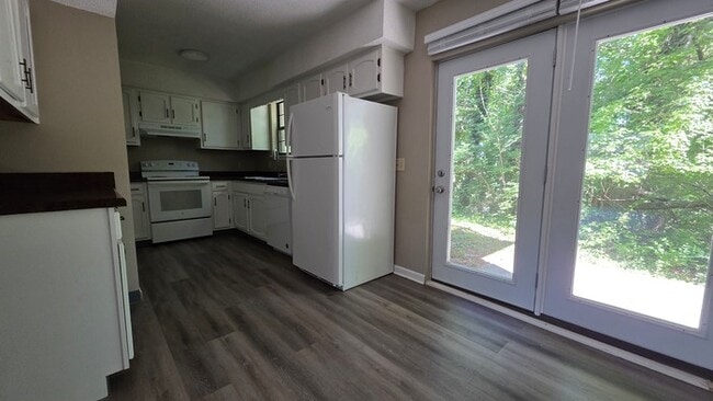Building Photo - Renovated townhome in Linden Square.