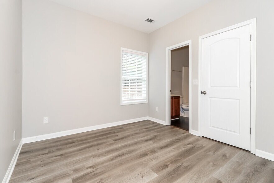 Building Photo - 2878 Suttonwood Way NE