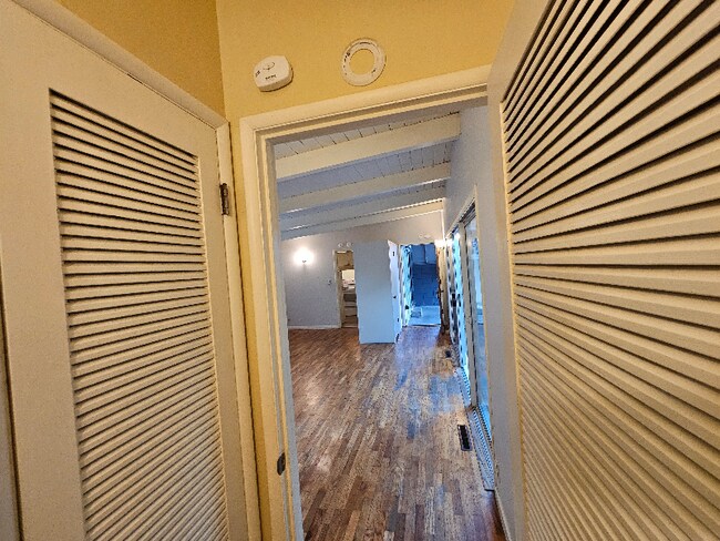 Building Photo - 517 NE 8th St