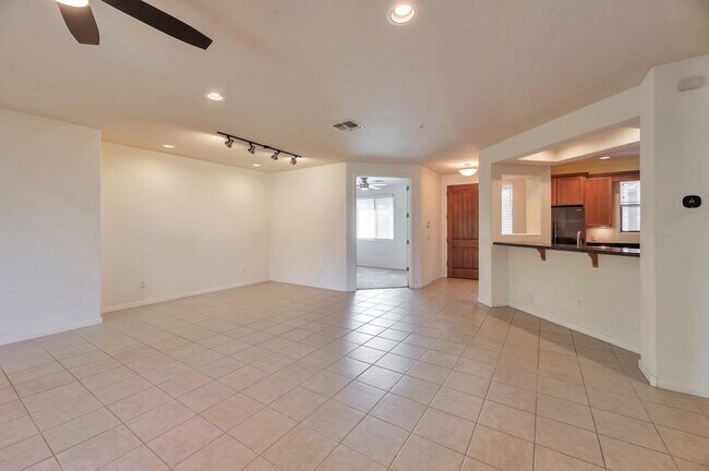 Building Photo - Beautiful 2-Bedroom Condo in Prime Scottsd...