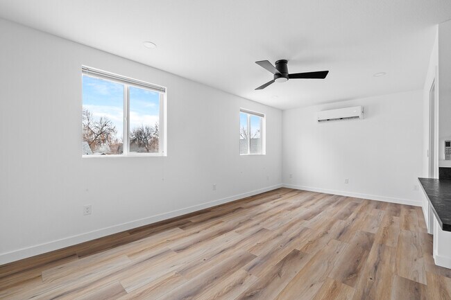 Building Photo - 609 E 5th St