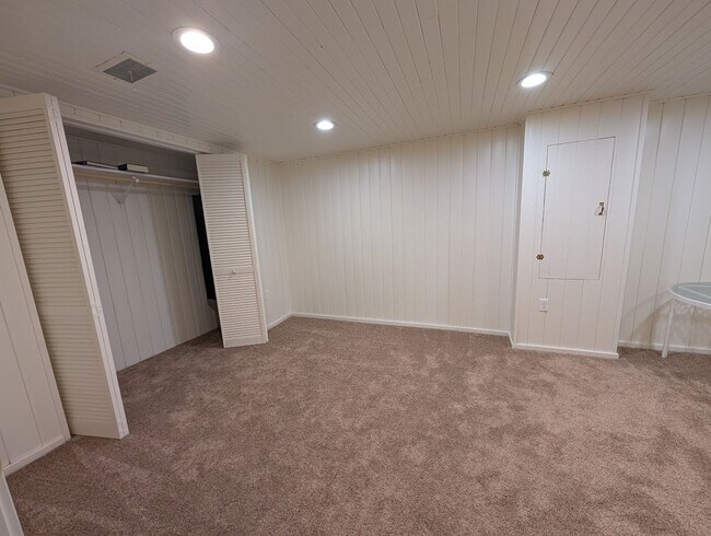 Building Photo - Huge Reno Addition House - Pet-Friendly!