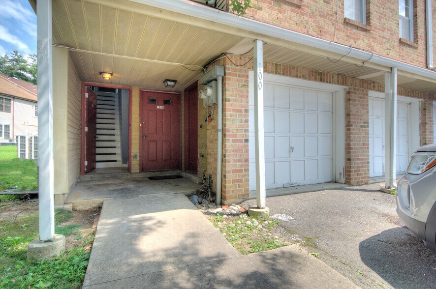 Building Photo - 100 Chaucer Rd