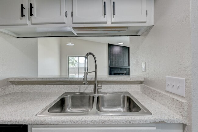 Building Photo - Home Like Living at Apartment Prices