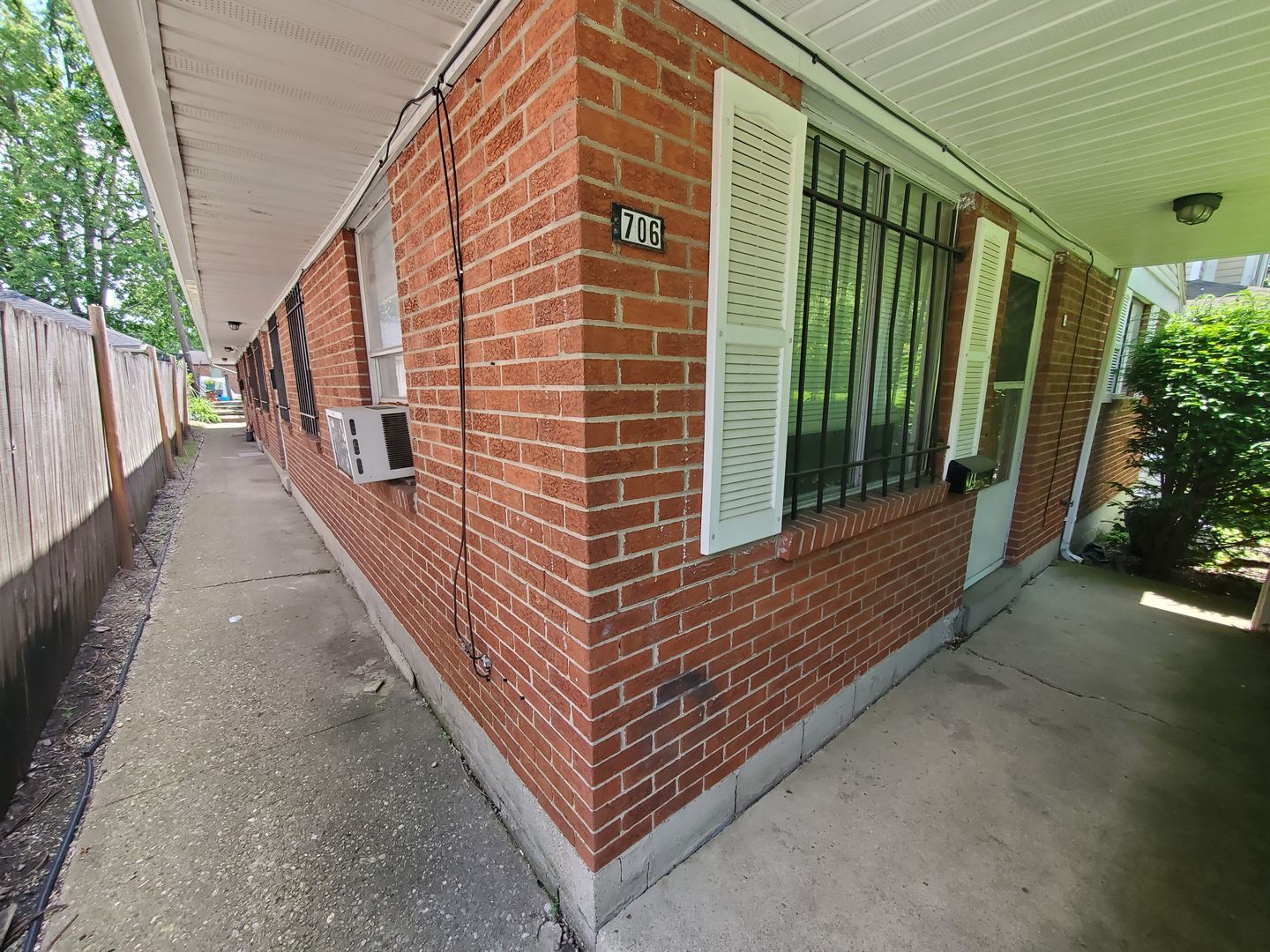 Building Photo - 706 N Broadway St