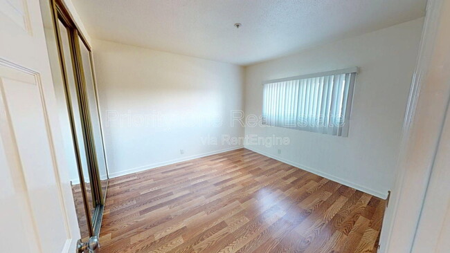 Building Photo - 4041 Oakcrest Dr