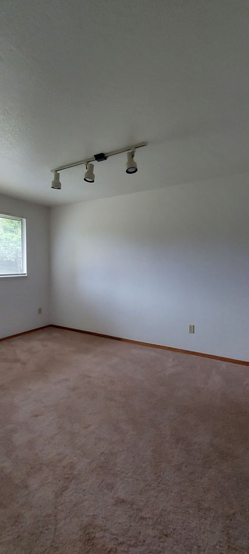 Building Photo - Auburn retro rambler home - 3 bedrooms and...