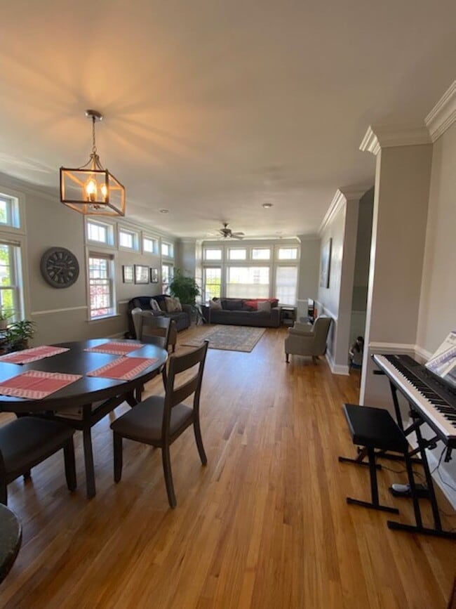 Building Photo - Three Bedroom 3.5 baths Townhouse for Rent...