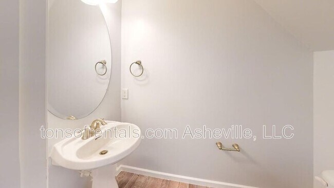 Building Photo - 33 Mallard Run Dr