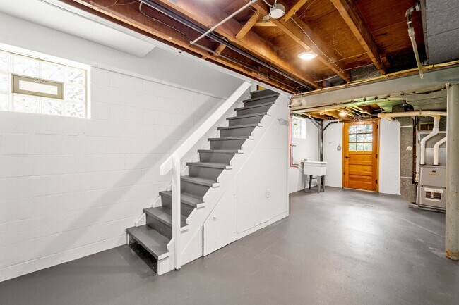 Building Photo - AVAILABLE SEPT 1ST!! GORGEOUS 3 BEDROOM IN...