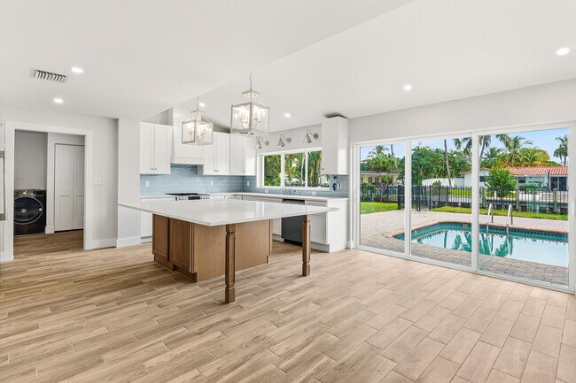 Building Photo - 1254 SW 4th Ct