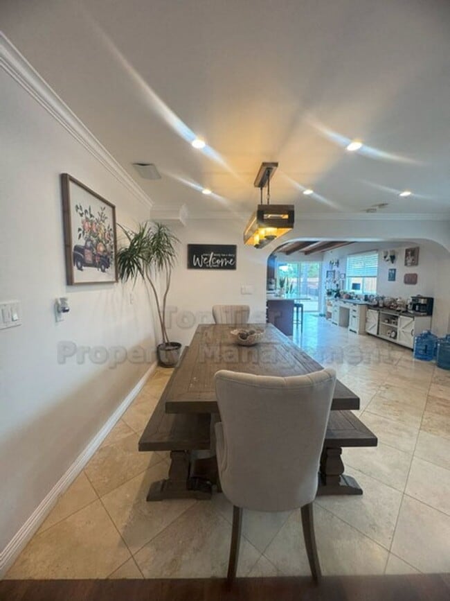 Building Photo - Beautiful Vista Home 3 bed / 3 bath / 1957...