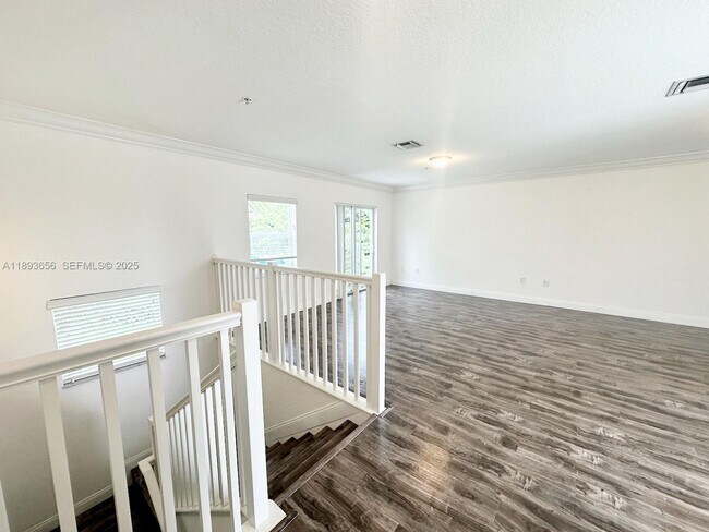 Building Photo - 813 SE 18th Ct