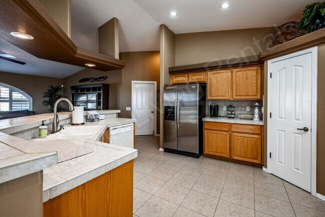 Building Photo - FURNISHED POOL HOME