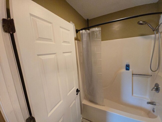 Building Photo - 5 Bedroom, 2 Bath