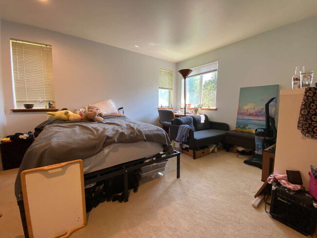 Building Photo - Spacious 3-Bedroom Duplex-Home in Roosevel...