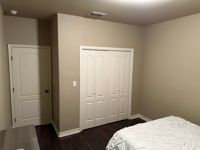 Building Photo - 302 Altozano Dr
