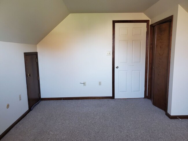 Building Photo - 3015 W Newport Rd