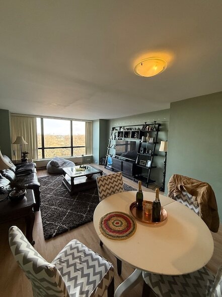 Building Photo - 5415 N Sheridan Rd