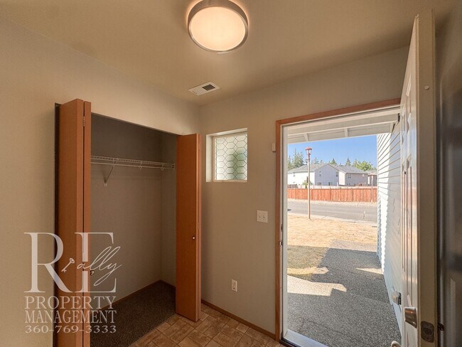 Building Photo - 2290 SW Siskin Cir