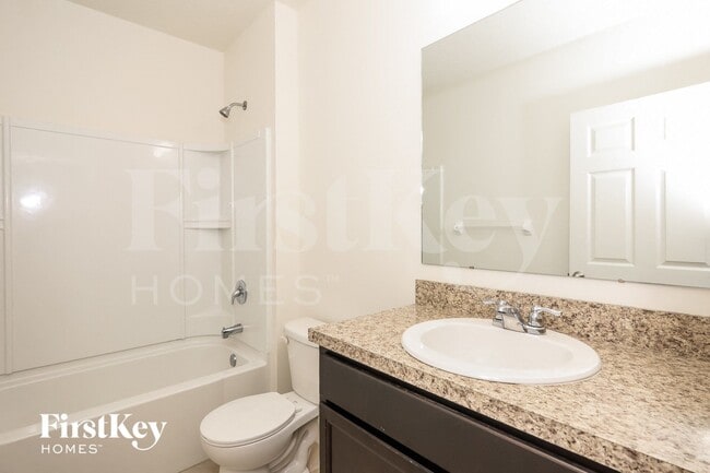 Building Photo - 1053 SW Canary Terrace