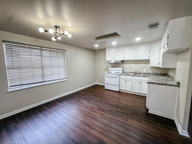 Building Photo - 305 Larkspur St