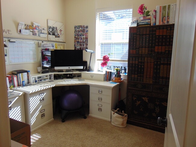 Building Photo - Quiet home close to shopping and Max