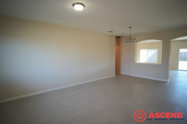 Building Photo - Charming 3 Bed / 2 Bath Home with Garage in Bakersfield!