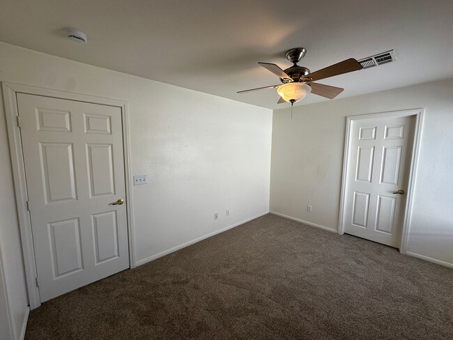 Building Photo - Great 3 Bedroom Home in Gated Community!
