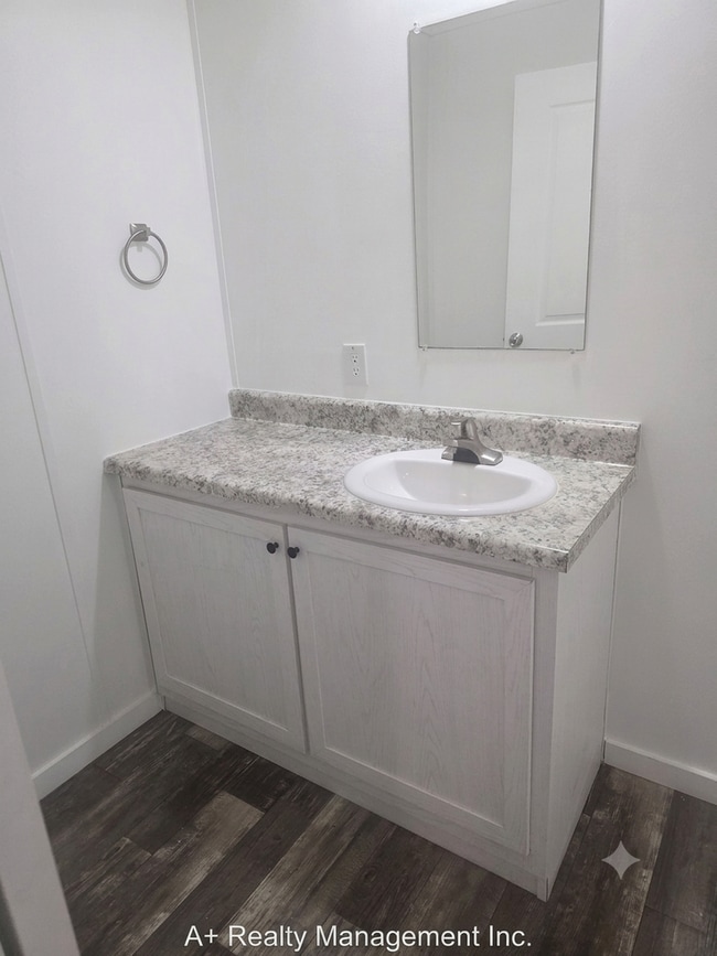 Building Photo - Adorable 3 bedroom 2 bathroom
